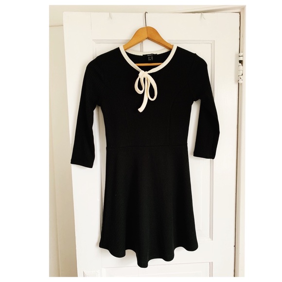 Black dress with cream tie - Picture 1 of 1